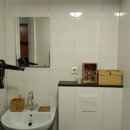 Cozy In Great Location Апартаменты *
